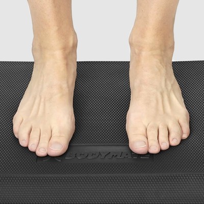 Nackte Füße auf BODYMATE Balance Pad Schwarz