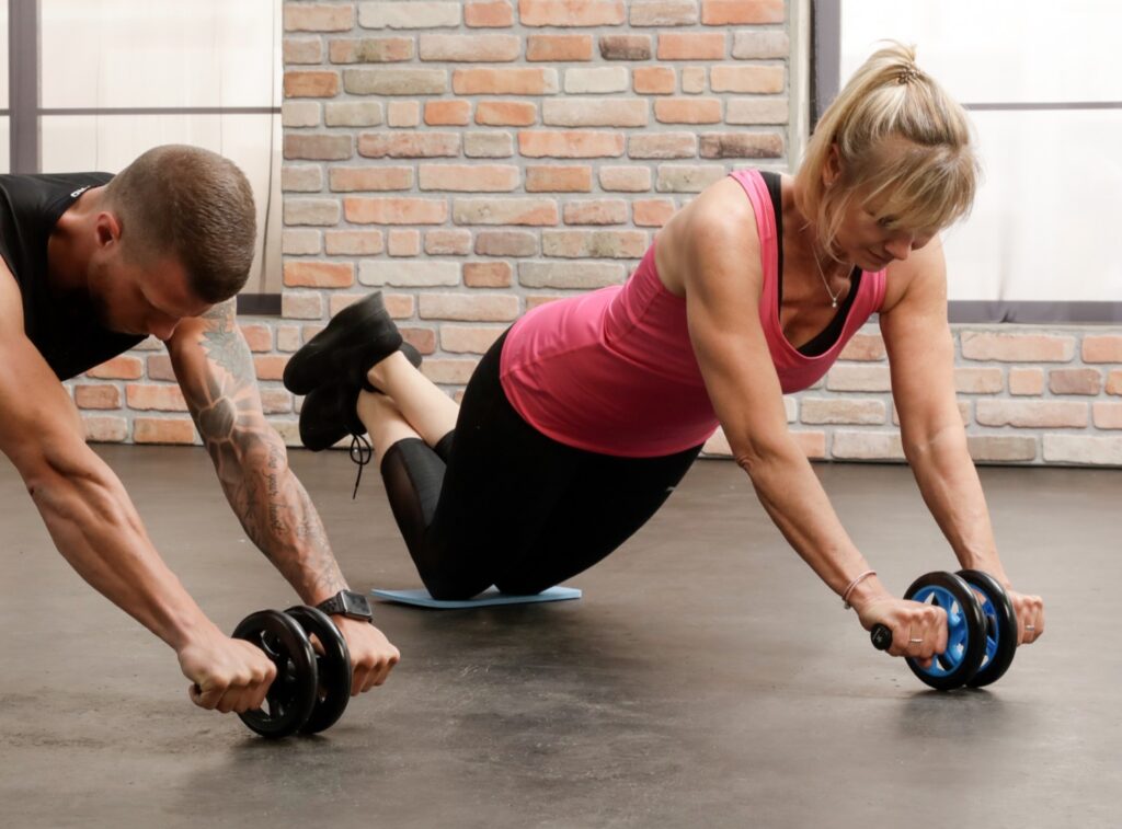 Trainer Martin Yvonne beim Training mit BODYMATE Ab Wheel