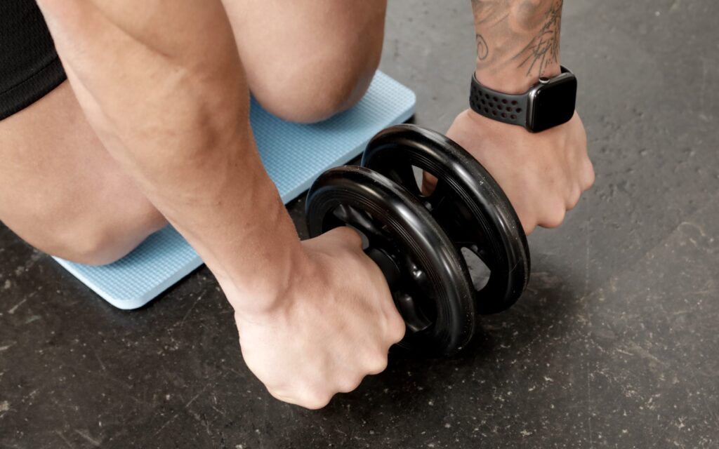 Trainer Martin beim Training mit BODYMATE Ab Wheel Studioloft